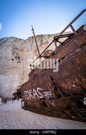 Fantastische Aussicht auf das alte rostige Schiffswrack, das am Strand von Navagio (Smugglers Cove) auf der griechischen Insel Zakynthos gestrandet ist, umgeben von hohen Klippen Stockfoto