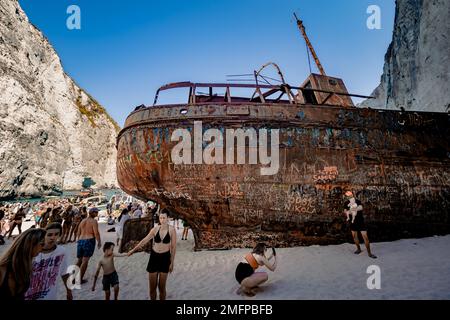 Fantastische Aussicht auf das alte rostige Schiffswrack, das am Strand von Navagio (Smugglers Cove) auf der griechischen Insel Zakynthos gestrandet ist, umgeben von hohen Klippen Stockfoto