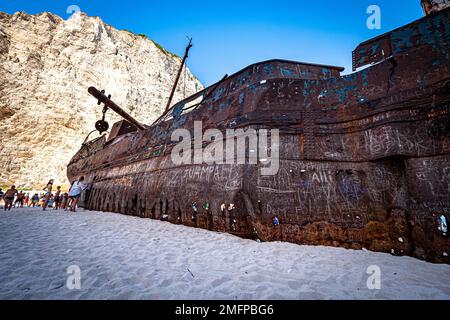 Fantastische Aussicht auf das alte rostige Schiffswrack, das am Strand von Navagio (Smugglers Cove) auf der griechischen Insel Zakynthos gestrandet ist, umgeben von hohen Klippen Stockfoto