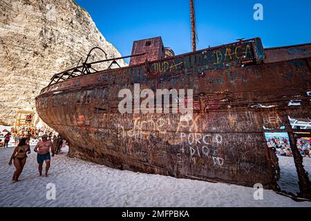 Fantastische Aussicht auf das alte rostige Schiffswrack, das am Strand von Navagio (Smugglers Cove) auf der griechischen Insel Zakynthos gestrandet ist, umgeben von hohen Klippen Stockfoto