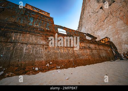 Fantastische Aussicht auf das alte rostige Schiffswrack, das am Strand von Navagio (Smugglers Cove) auf der griechischen Insel Zakynthos gestrandet ist, umgeben von hohen Klippen Stockfoto