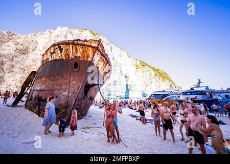 Fantastische Aussicht auf das alte rostige Schiffswrack, das am Strand von Navagio (Smugglers Cove) auf der griechischen Insel Zakynthos gestrandet ist, umgeben von hohen Klippen Stockfoto