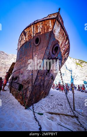 Fantastische Aussicht auf das alte rostige Schiffswrack, das am Strand von Navagio (Smugglers Cove) auf der griechischen Insel Zakynthos gestrandet ist, umgeben von hohen Klippen Stockfoto