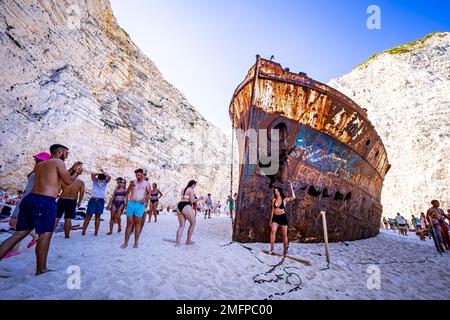 Malerischer Blick auf das alte rostige Schiffswrack am Strand von Navagio (Smugglers Cove) auf der Insel Zakynthos in Griechenland, umgeben von hohen Klippen Stockfoto