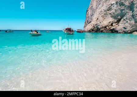 Malerische und wunderschöne Aussicht auf Ausflugsboote, die Touristen zum Weißen Strand auf Zante, Zakynthos, Griechenland zum Schnorcheln, Tauchen und Schwimmen bringen Stockfoto