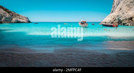 Malerische und wunderschöne Aussicht auf Ausflugsboote, die Touristen zum Weißen Strand auf Zante, Zakynthos, Griechenland zum Schnorcheln, Tauchen und Schwimmen bringen Stockfoto