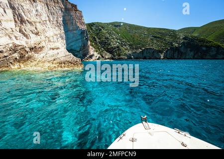 Fantastischer Blick auf das herrliche Farbenspiel vor der Küste von Zakynthos mit seinem kristallklaren türkisfarbenen Wasser und hohen Klippen, die aus dem Meer ragen Stockfoto