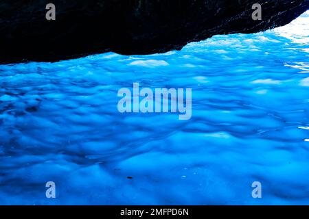 Blick auf das hellblaue Wasser von unten, in einer Meereshöhle in Porto Vromi, Zante, Zakynthos, Griechenland Stockfoto