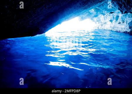 Blick auf das hellblaue Wasser von unten, in einer Meereshöhle in Porto Vromi, Zante, Zakynthos, Griechenland Stockfoto