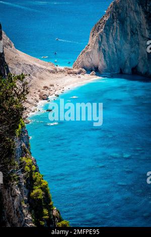 Myzithres Beach, eine abgeschiedene Landzunge, einer der malerischsten Orte auf der Insel Zakynthos, Griechenland, mit herrlich klarem mediterranem Wasser Stockfoto