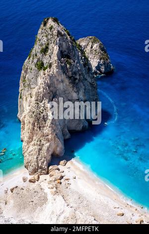 Myzithres Beach, eine abgeschiedene Landzunge, einer der schönsten Orte auf der Insel Zakynthos, Griechenland, mit herrlich klarem mediterranem Wasser Stockfoto
