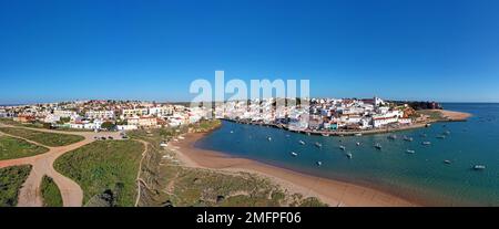 Panoramablick vom traditionellen Dorf Ferragudo an der Algarve Portugal Stockfoto