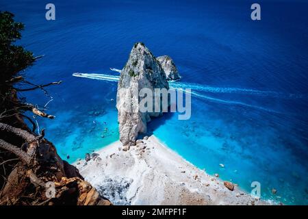 Ein großes Tourboot, das am Myzithres-Strand vorbeifährt, einer abgeschiedenen Landzunge, einer der schönsten Orte auf der Insel Zakynthos, Griechenland Stockfoto