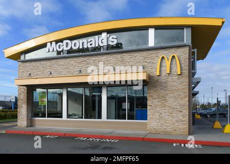 Monroe, WA, USA - 23. Januar 2023; modernes Fast-Food-Restaurant von McDonald's tagsüber ohne Gäste Stockfoto