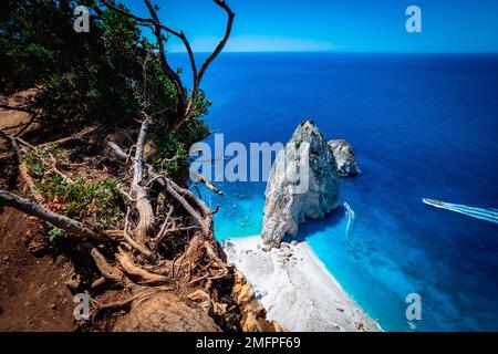 Ein großes Tourboot, das an Myzithres Beach vorbeifährt, einer abgeschiedenen Landzunge und einer der schönsten Orte auf der Insel Zante, Zakynthos, Griechenland Stockfoto