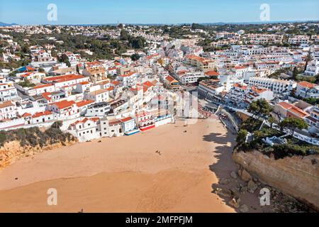 Aus der Luft aus dem historischen Dorf Carvoeiro an der Algarve Portugal Stockfoto