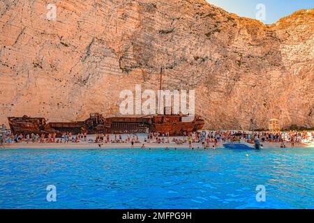 Fantastische Aussicht auf das alte rostige Schiffswrack, das am Strand von Navagio (Smugglers Cove) auf der griechischen Insel Zakynthos gestrandet ist, umgeben von hohen Klippen Stockfoto