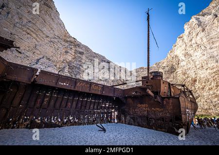 Fantastische Aussicht auf das alte rostige Schiffswrack, das am Strand von Navagio (Smugglers Cove) auf der griechischen Insel Zakynthos gestrandet ist, umgeben von hohen Klippen Stockfoto