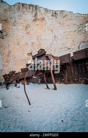 Fantastische Aussicht auf das alte rostige Schiffswrack, das am Strand von Navagio (Smugglers Cove) auf der griechischen Insel Zakynthos gestrandet ist, umgeben von hohen Klippen Stockfoto