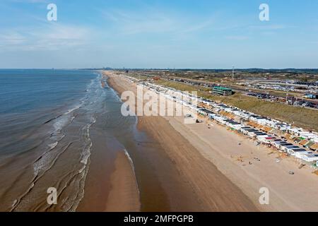 Luftaufnahme vom Strand in Zandvoort an der Nordsee in den Niederlanden an einem schönen Sommertag Stockfoto