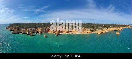 Panoramablick von praia de Marinha an der Algarve Portugal Stockfoto