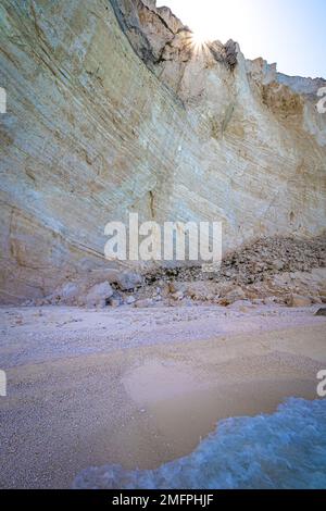 Blick auf Schichten (Felsschichten) auf einer hohen Klippe am White Beach in Zante, Zakynthos, Griechenland Stockfoto