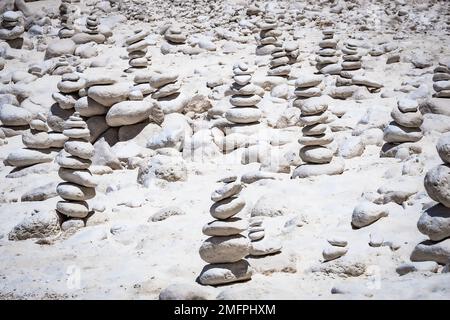 Blick auf Hunderte von cairns, Stapel von ausgewogenen weißen runden Steinen, am wunderschönen Weißen Strand auf Zakynthos, Griechenland Stockfoto