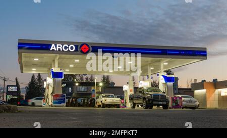 Snohomish, WA, USA - 23. Januar 2023; Vorplatz der Arco-Tankstelle in der Abenddämmerung in Snohomish Washington Stockfoto