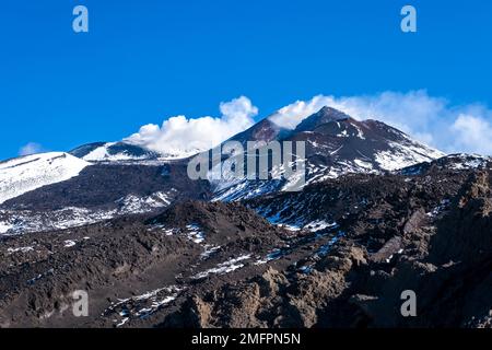 Der Rauch erhebt sich aus den Kratern des Ätna, Mongibello, auf mehr als 3350 m dem höchsten Vulkan in Europa. Stockfoto