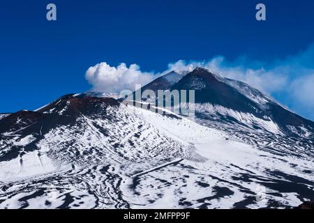 Der Rauch erhebt sich aus den Kratern des Ätna, Mongibello, auf mehr als 3350 m dem höchsten Vulkan in Europa. Stockfoto