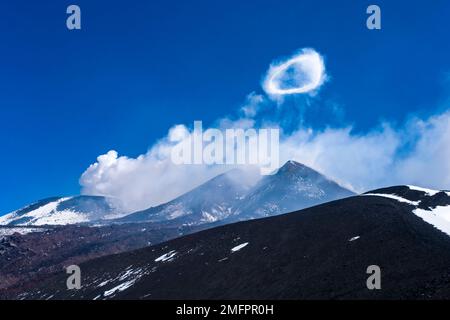 Der Rauch erhebt sich aus den Kratern des Ätna, Mongibello, auf mehr als 3350 m dem höchsten Vulkan in Europa. Stockfoto