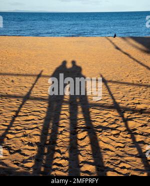 Portobello, Edinburgh, Schottland, Großbritannien. 25. Januar 2025 Wintersonne und lange Schatten am Meer am Firth of Forth mit einer Temperatur von 8 Grad Celsius für dieses Paar abgebildet... Kredit: Archwhite/alamy Live News. Stockfoto