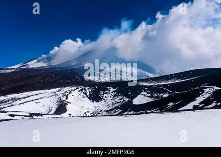 Der Rauch erhebt sich aus den Kratern des Ätna, Mongibello, auf mehr als 3350 m dem höchsten Vulkan in Europa. Stockfoto