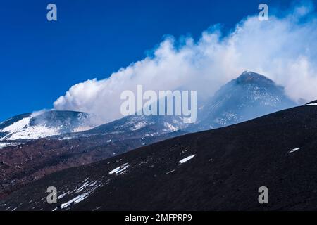 Der Rauch erhebt sich aus den Kratern des Ätna, Mongibello, auf mehr als 3350 m dem höchsten Vulkan in Europa. Stockfoto