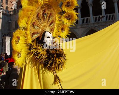 Venedig Karnevalsmaske intensiv gelb wie die Sonne, voller Federn und Ornamenten, Vintage-Foto von 2008 Stockfoto