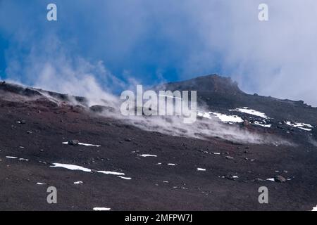 Der Rauch erhebt sich aus den Kratern des Ätna, Mongibello, auf mehr als 3350 m dem höchsten Vulkan in Europa. Stockfoto