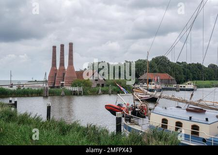 Enkhuizen, Niederlande - August 18,2021: Traditionelles Fischerdorf mit kleinen Häusern, einer Kirche und Schiffen in Enkhuizen, Nordholland in den Niederlanden Stockfoto
