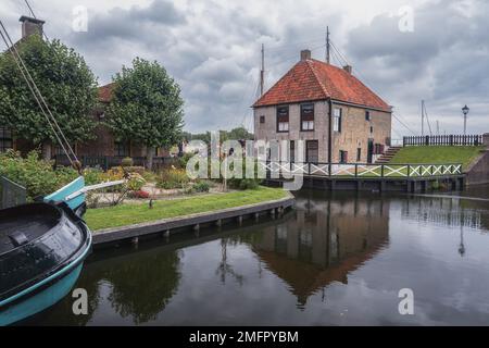 Enkhuizen, Niederlande - August 18,2021: Historisches Fischerdorf in Nordholland in den Niederlanden. Stockfoto