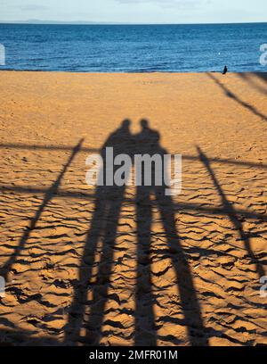 Portobello, Edinburgh, Schottland, Großbritannien. 25. Januar 2025 Wintersonne und lange Schatten am Meer am Firth of Forth mit einer Temperatur von 8 Grad Celsius für dieses Paar abgebildet... Kredit: Archwhite/alamy Live News. Stockfoto