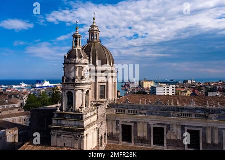 Kuppeln der Kathedrale von Catania, Duomo di Catania, Cattedrale di Sant'Agata, von der Kirche Abtei St. Agatha aus gesehen, Chiesa della Badia di Sant'Agata. Stockfoto