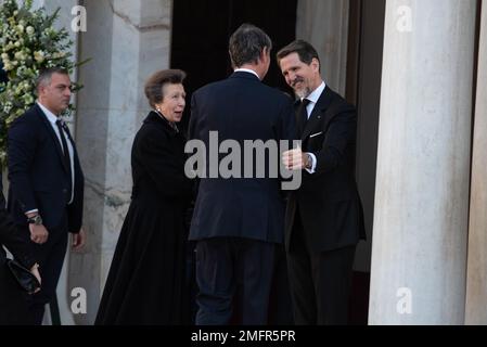 Athen, Griechenland. 16. Januar 2023 Kronprinz Pavlos begrüßt Timothy Laurence und Prinzessin Anne die Prinzessin Royal bei der Beerdigung des ehemaligen Königs Konstantin II. Von Griechenland in der Kathedrale von Athen. Kredit: Nicolas Koutsokostas/Alamy Stock Photo. Stockfoto