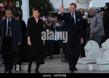 Athen, Griechenland. 16. Januar 2023 Großherzogin Maria Teresa von Luxemburg und Großherzog Henri von Luxemburg kommen zur Beerdigung des ehemaligen Königs Konstantin II. Von Griechenland in der Kathedrale von Athen. Kredit: Nicolas Koutsokostas/Alamy Stock Photo. Stockfoto