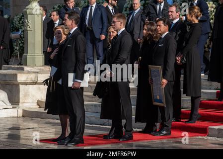 Athen, Griechenland. 16. Januar 2023 Königin Anne-Marie, Kronprinz Pavlos, Kronprinzessin Marie-Chantal, Prinz Constantine Alexios, Prinzessin Alexia, Carlos Janvier Morales Quintana, Prinz Nikolaos und Prinzessin Tatiana nehmen an der Beerdigung des ehemaligen Königs Konstantin II. Von Griechenland in der Kathedrale von Athen Teil. Kredit: Nicolas Koutsokostas/Alamy Stock Photo. Stockfoto