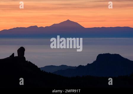 Sonnenuntergang über dem Teide-Vulkan im Hintergrund und Roque Nublo-Felsen im Vordergrund, Roque Nublo Rural Park, Grand Canary, Kanarische Inseln Spanien Stockfoto