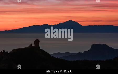 Sonnenuntergang über dem Teide-Vulkan im Hintergrund und Roque Nublo-Felsen im Vordergrund, Roque Nublo Rural Park, Grand Canary, Kanarische Inseln Spanien Stockfoto
