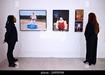 Das Centre for British Photography baut auf der weltberühmten Hyman Collection der britischen Fotografie und der Arbeit der Hyman Foundation auf. Die Ausstellungen stellen die vielfältige Landschaft der britischen Fotografie von heute sowie einen historischen Überblick dar. Das Centre zeigt Fotos von 1900 bis zur Gegenwart der vielfältigen Landschaft Der britischen Fotografie heute sowie eines historischen Überblicks .James und Claire Hyman begannen 1996 mit der Sammlung von Fotografien für die Hyman Collection , und die Sammlung besteht heute aus über 3000 bedeutenden Kunstwerken von über 100 Künstlern . Stockfoto