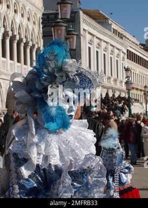 Elegante und raffinierte Karnevalsmaske, Türkis und Silber mit Perlen und Ornamenten. Venedig, Italien - 10 Feruary 2008 Stockfoto