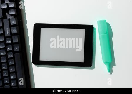 Tablet-Bildschirm Mit Wichtigen Ideen Und Notizen Auf Dem Schreibtisch Stockfoto