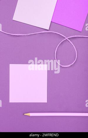 Wichtiger Hinweis auf einem Blatt Papier. Foto Von Verschiedenen Büromaterialien, Stickern, Notizbüchern, Stiften, Bleistiften, Rullers, Marckers, Hefter Stockfoto