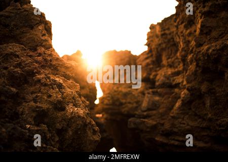 Sonnenlicht steigt von einer Klippe auf Stockfoto